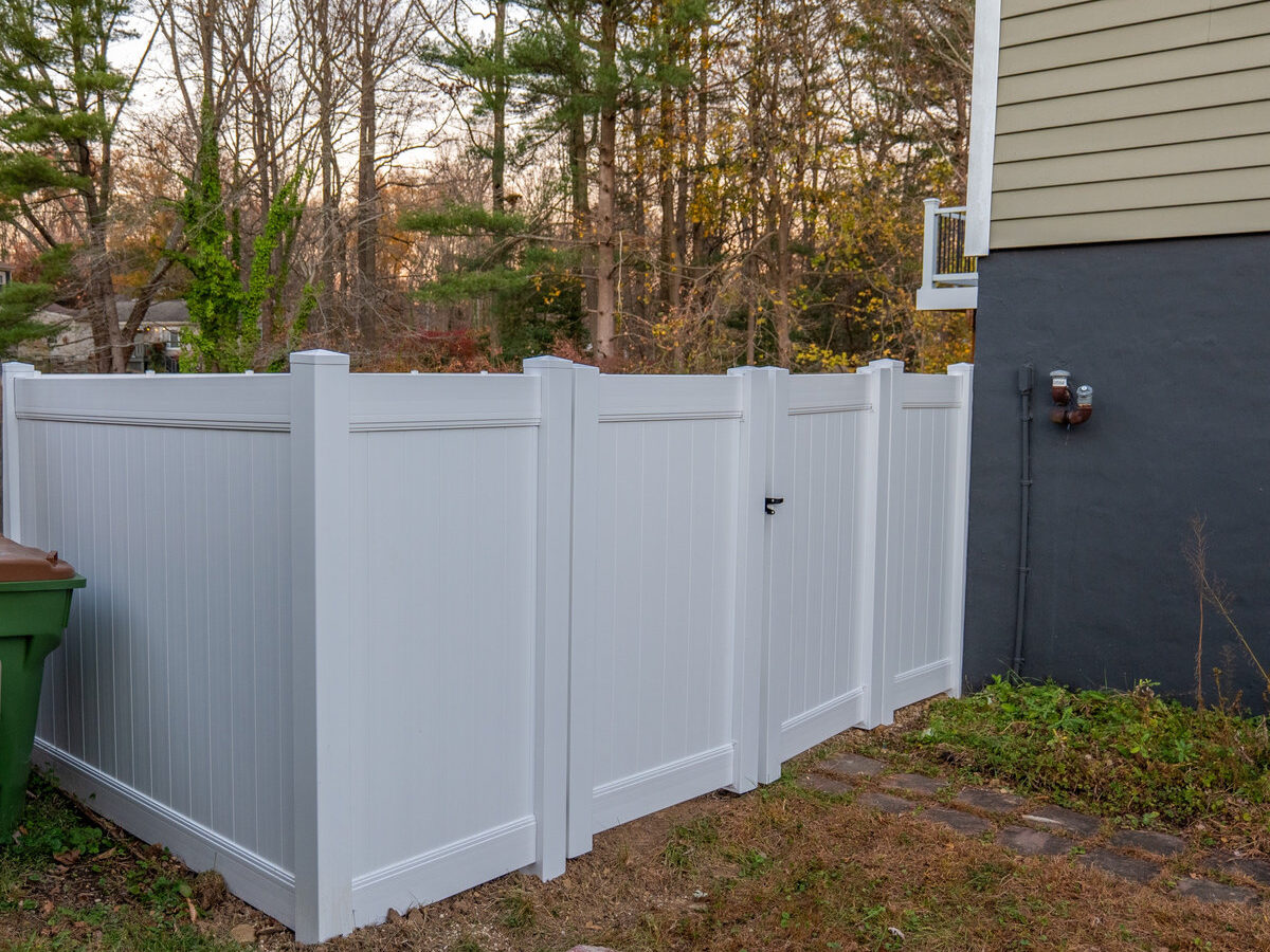 White vinyl fence Fawn Drive Delaware