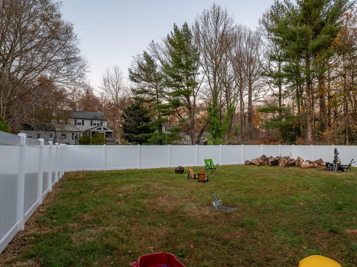 White vinyl fence Fawn Drive Delaware