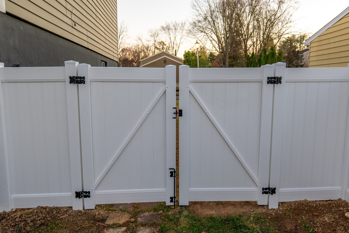 White vinyl fence Fawn Drive Delaware