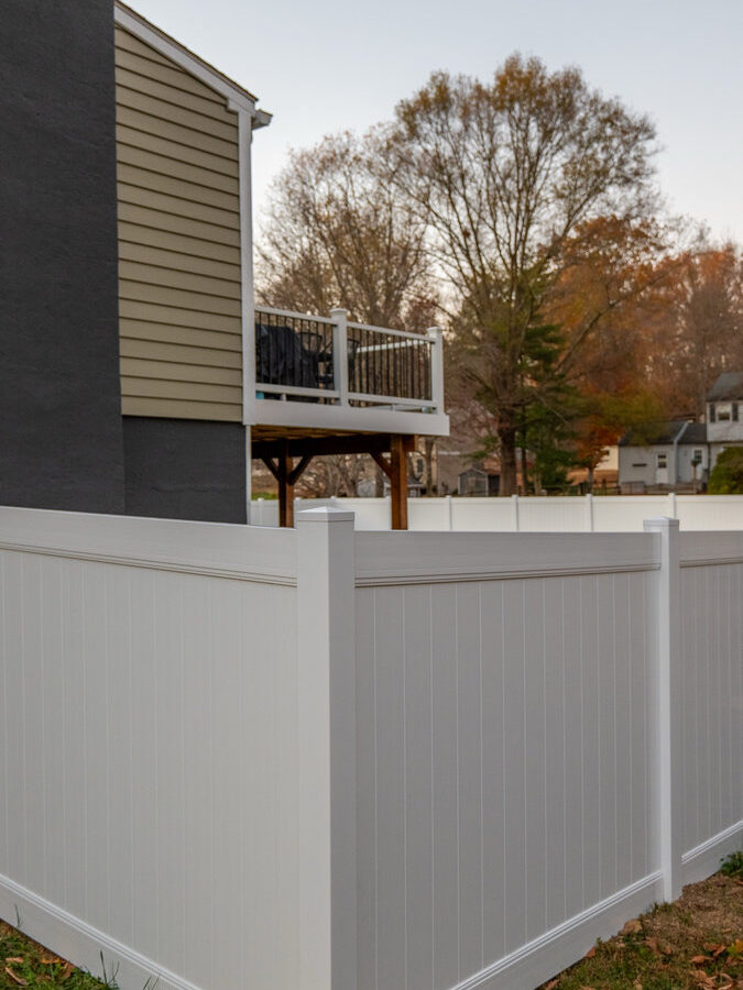 White vinyl fence Fawn Drive Delaware