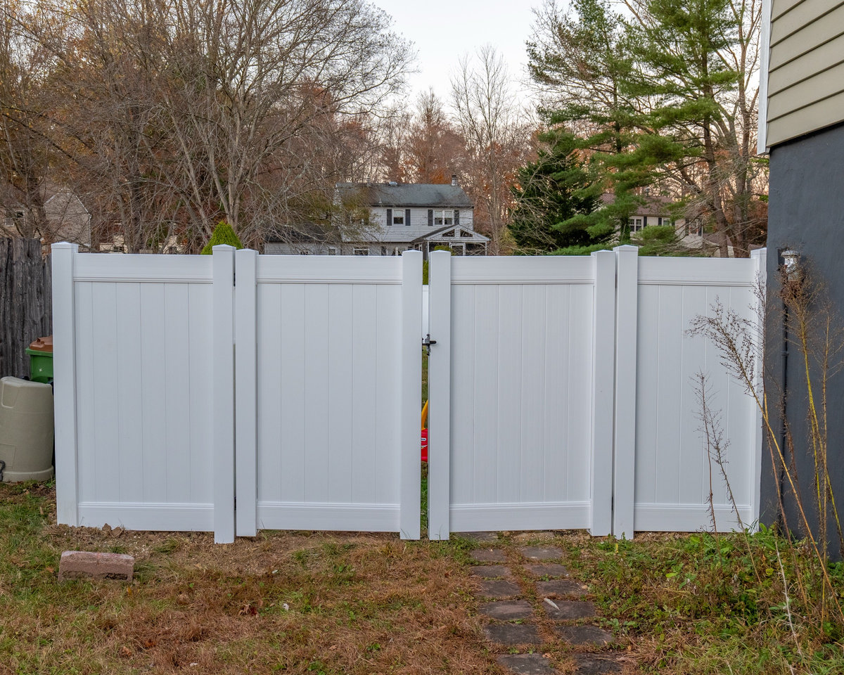 White vinyl fence Fawn Drive Delaware