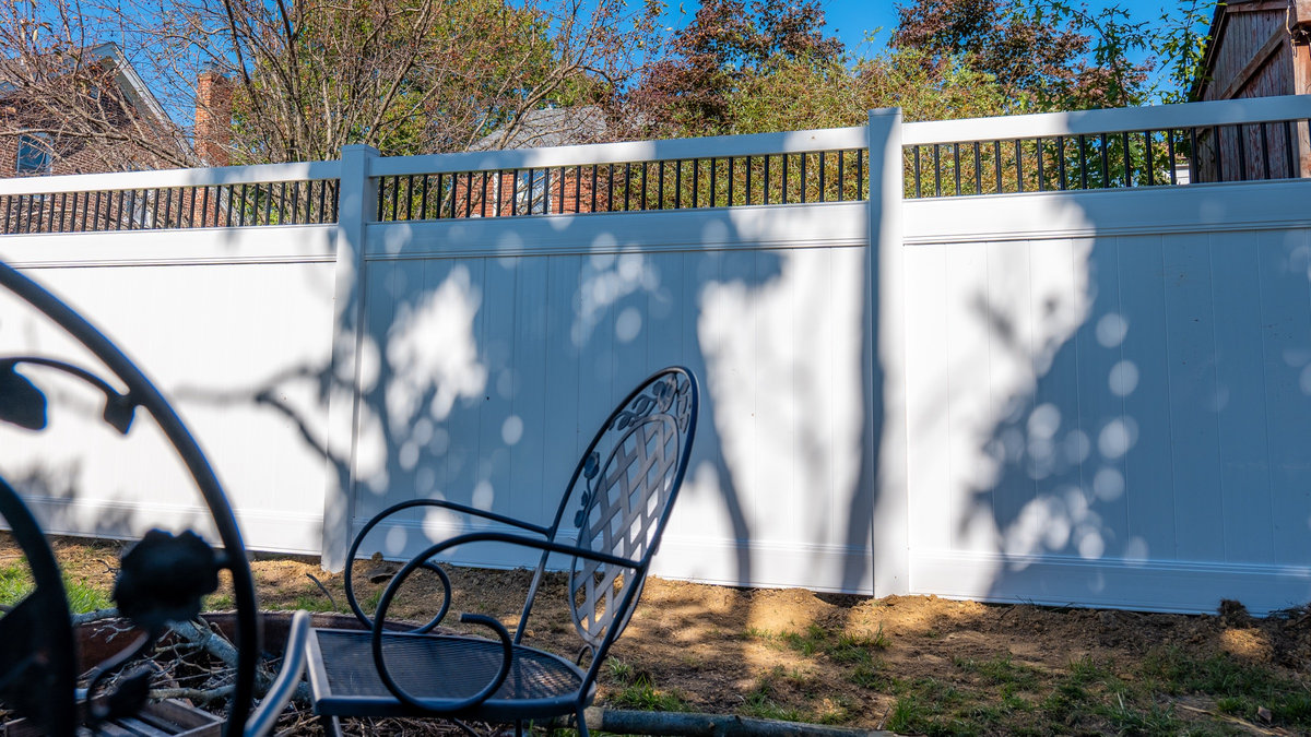White vinyl fence Bellefonte Delaware