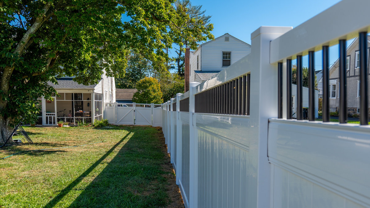 White vinyl fence Bellefonte Delaware