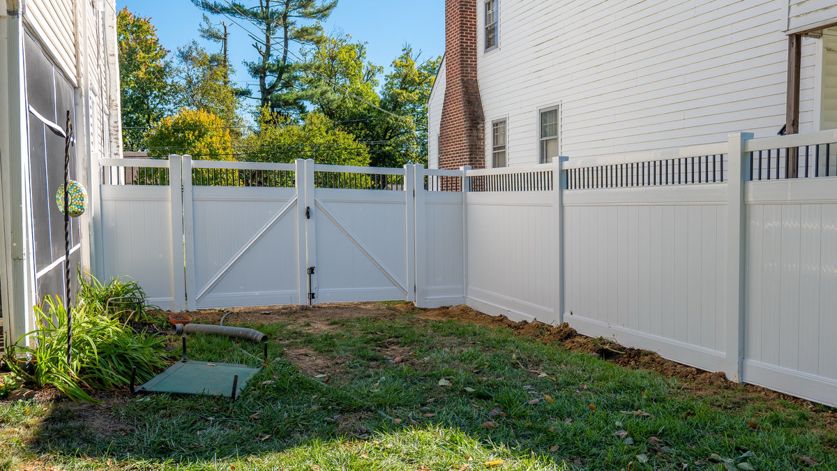 White vinyl fence Bellefonte Delaware