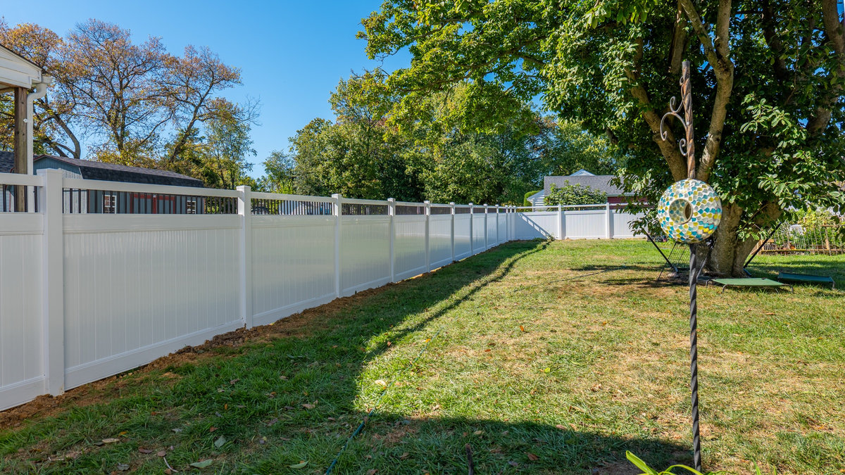 White vinyl fence Bellefonte Delaware