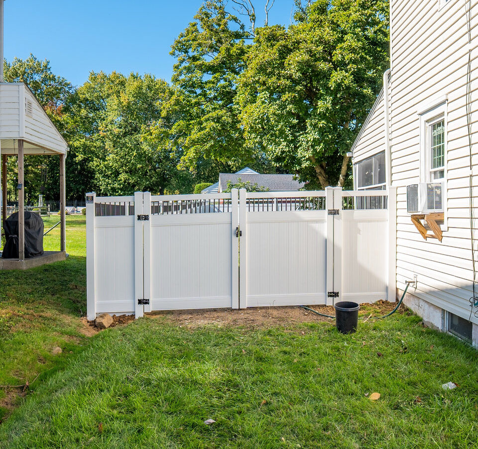 White vinyl fence Bellefonte Delaware