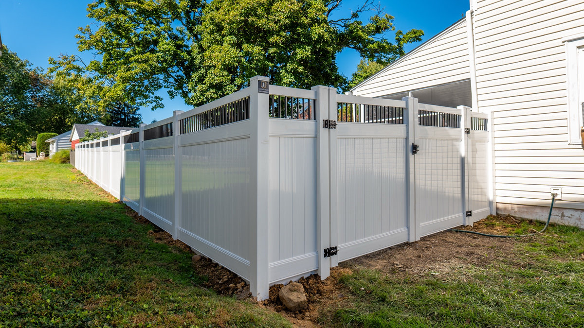 White vinyl fence Bellefonte Delaware