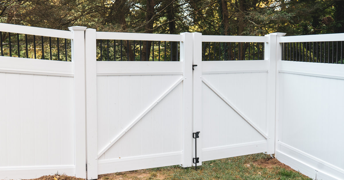 White vinyl fence Brackenville Road Delaware