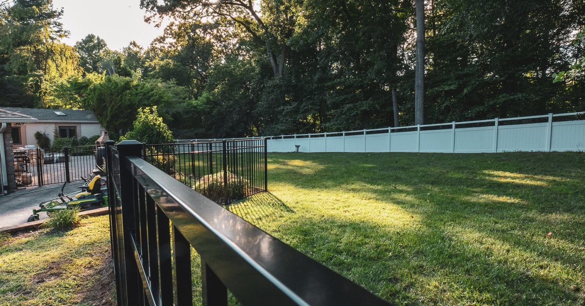 White vinyl fence Brackenville Road Delaware
