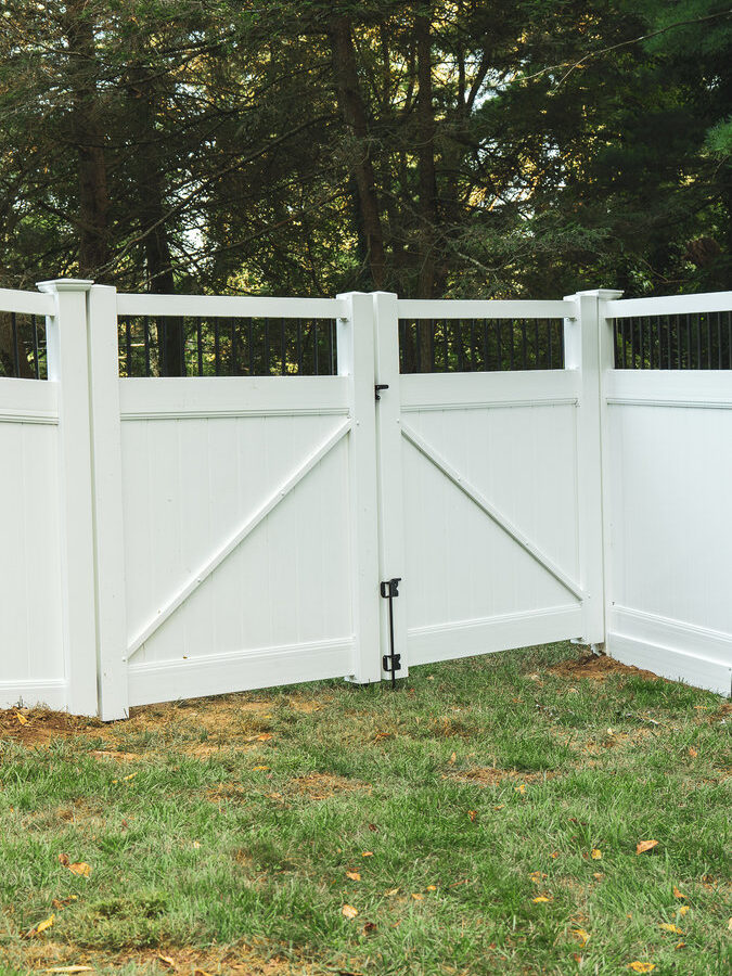 White vinyl fence Brackenville Road Delaware