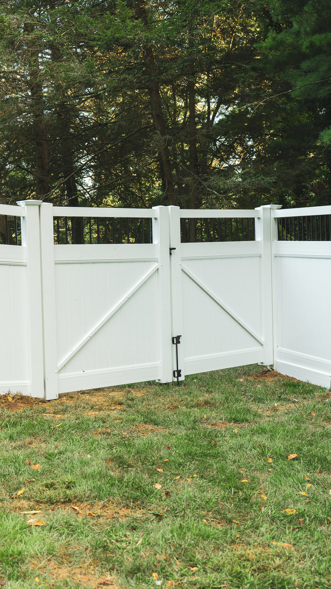 White vinyl fence Brackenville Road Delaware