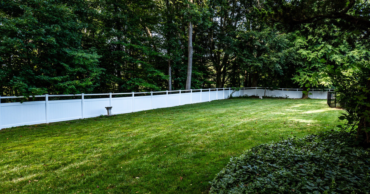 White vinyl fence Brackenville Road Delaware