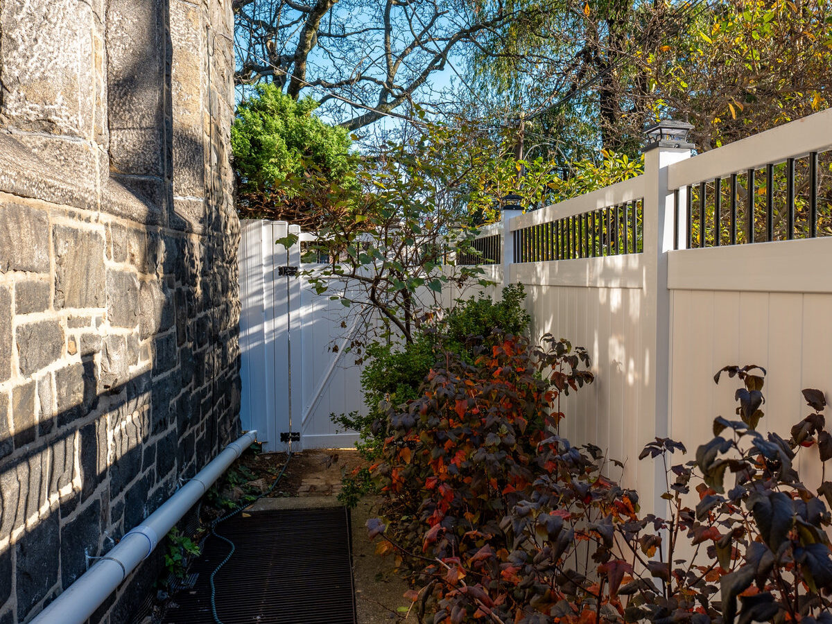 White vinyl fence Broom Street Wilmington Delaware