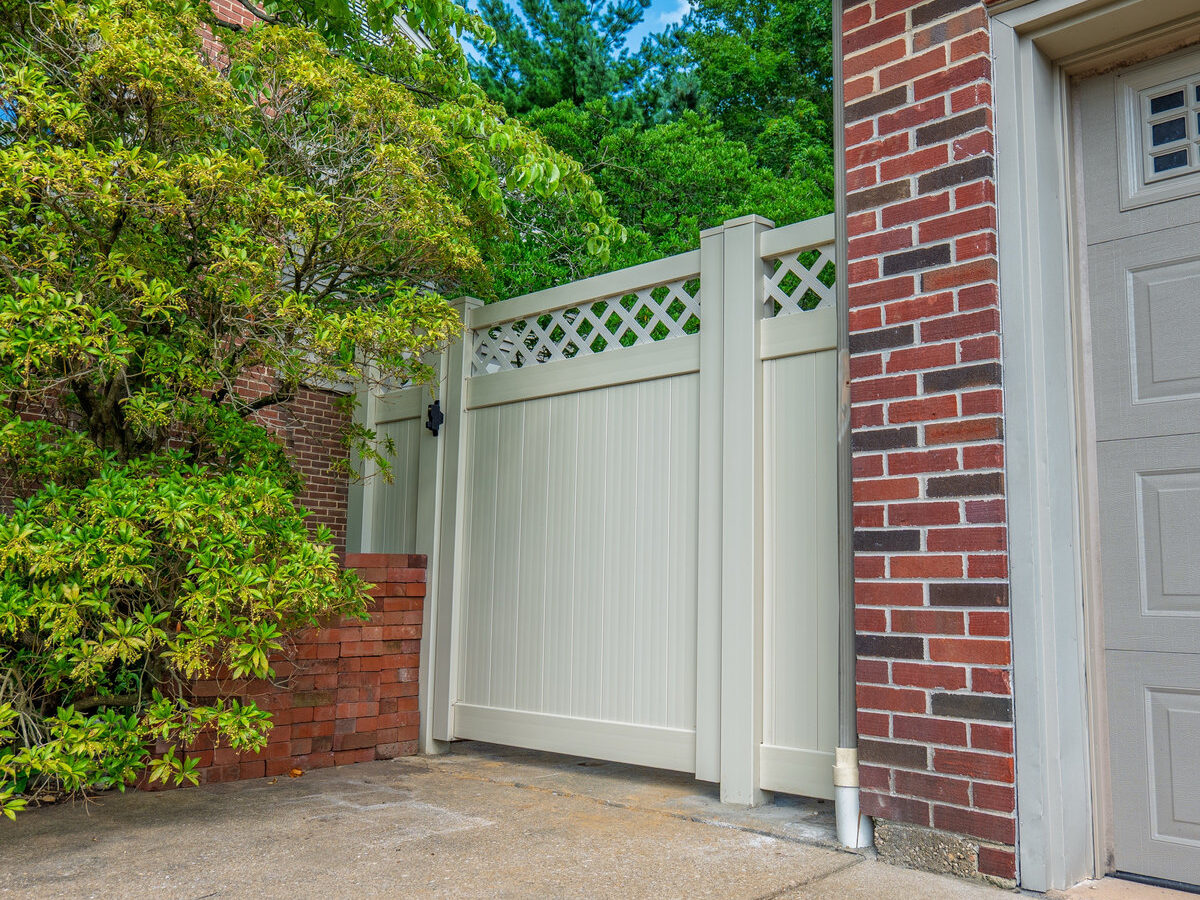 White vinyl privacy fence Delaware