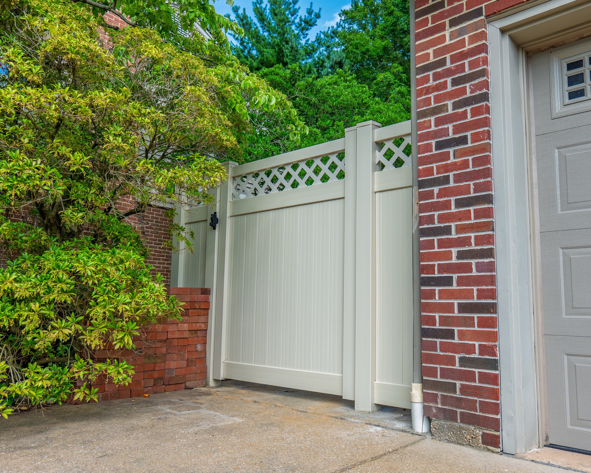 White vinyl privacy fence Delaware
