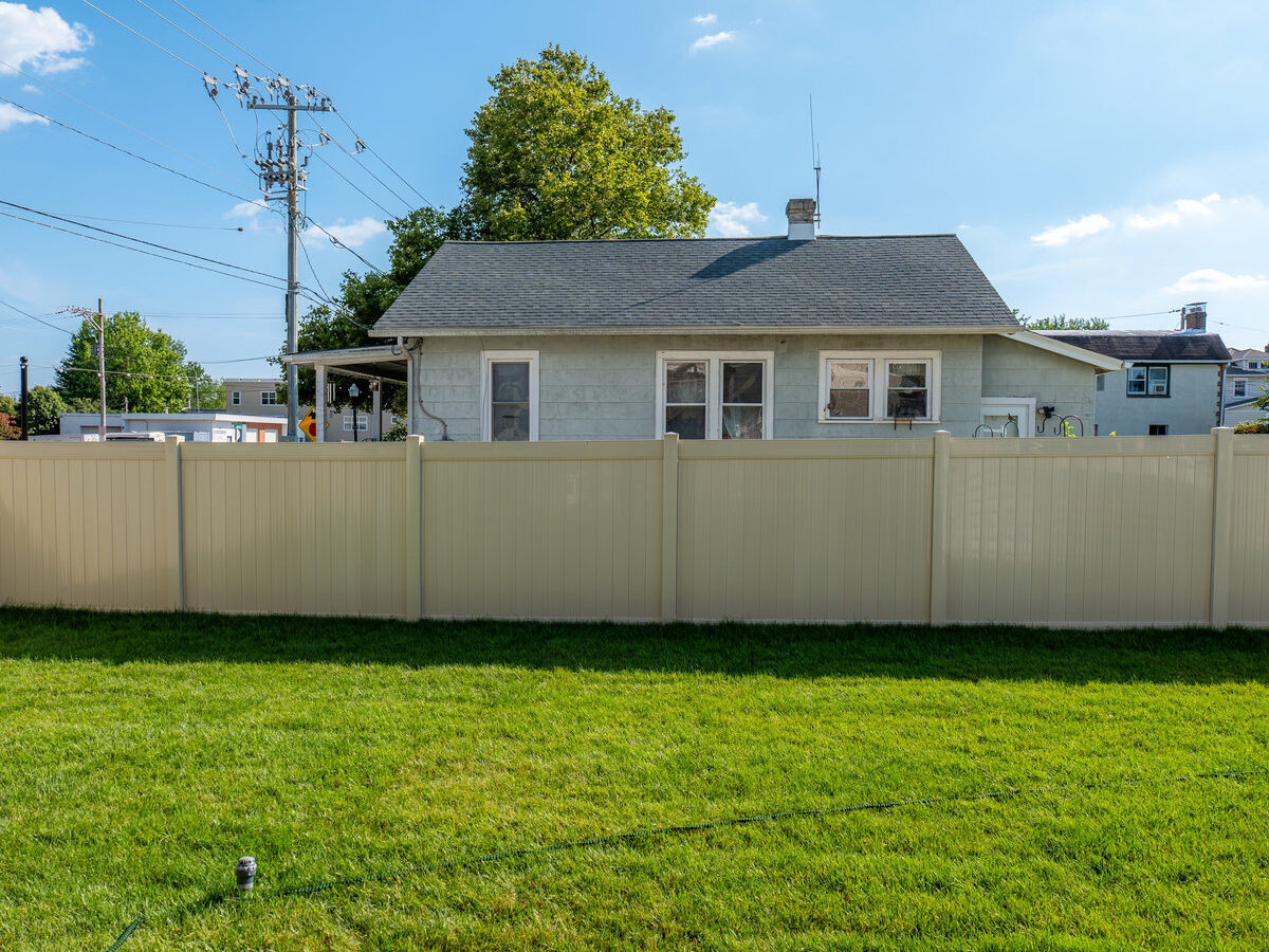 White vinyl fence Brandywine Boulevard Delaware