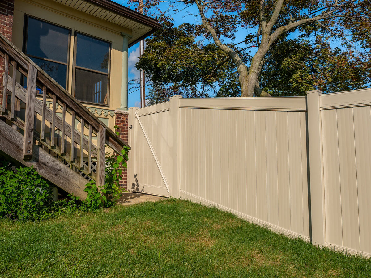 White vinyl fence Brandywine Boulevard Delaware