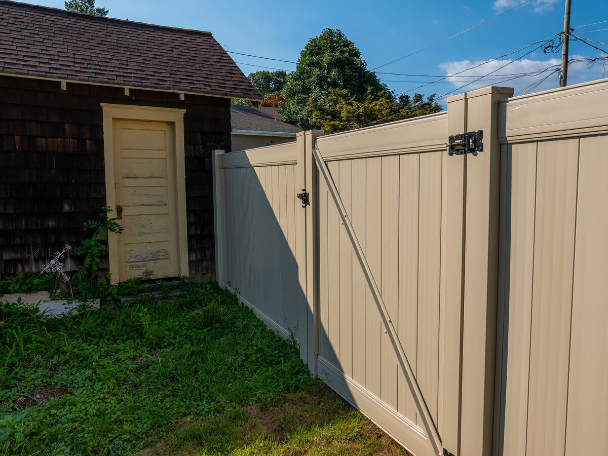 White vinyl fence Brandywine Boulevard Delaware