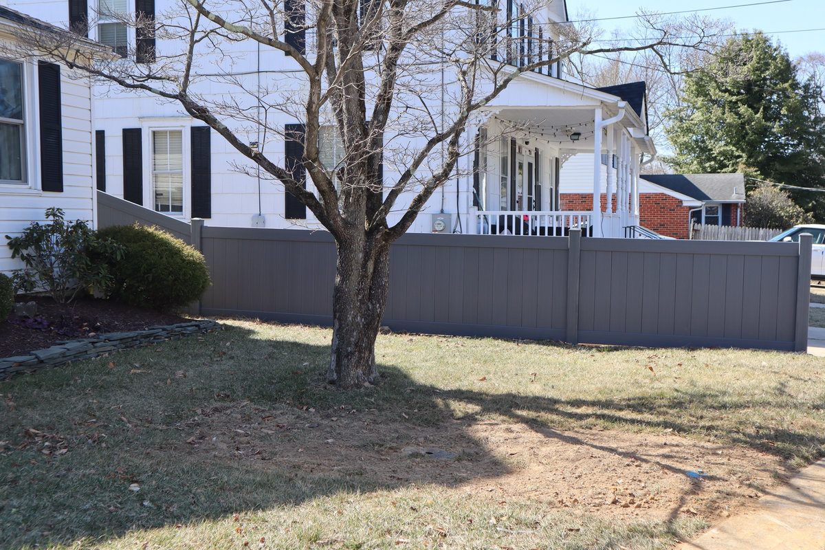 White vinyl fence Maple Avenue Delaware
