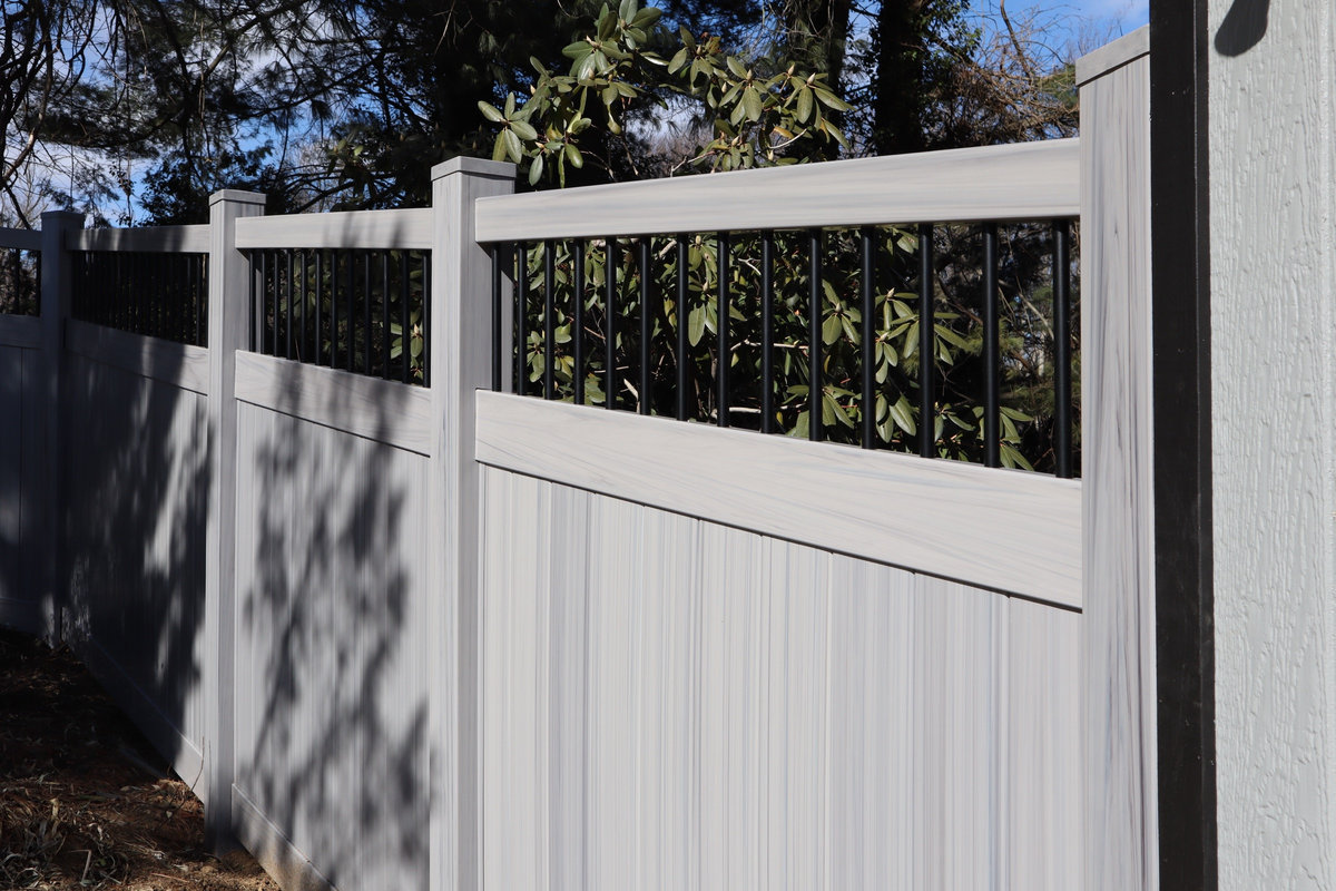White vinyl fence Quintynnes Drive Delaware