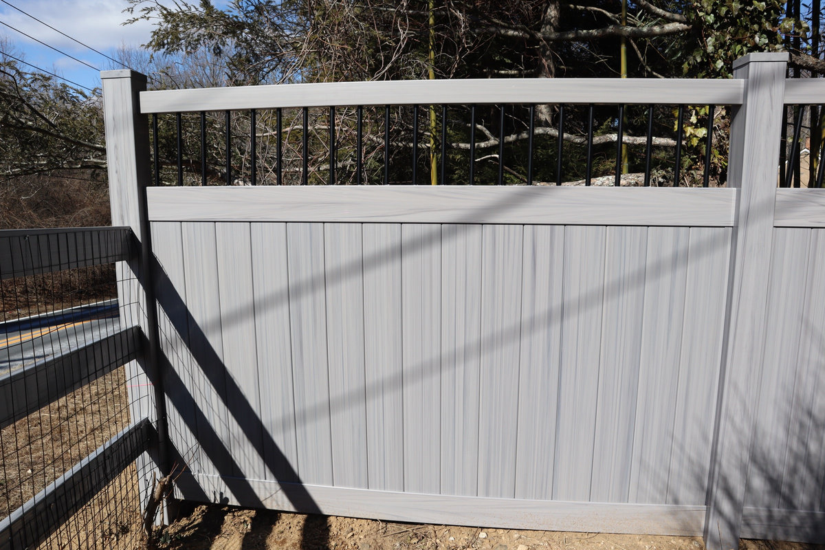 White vinyl fence Quintynnes Drive Delaware