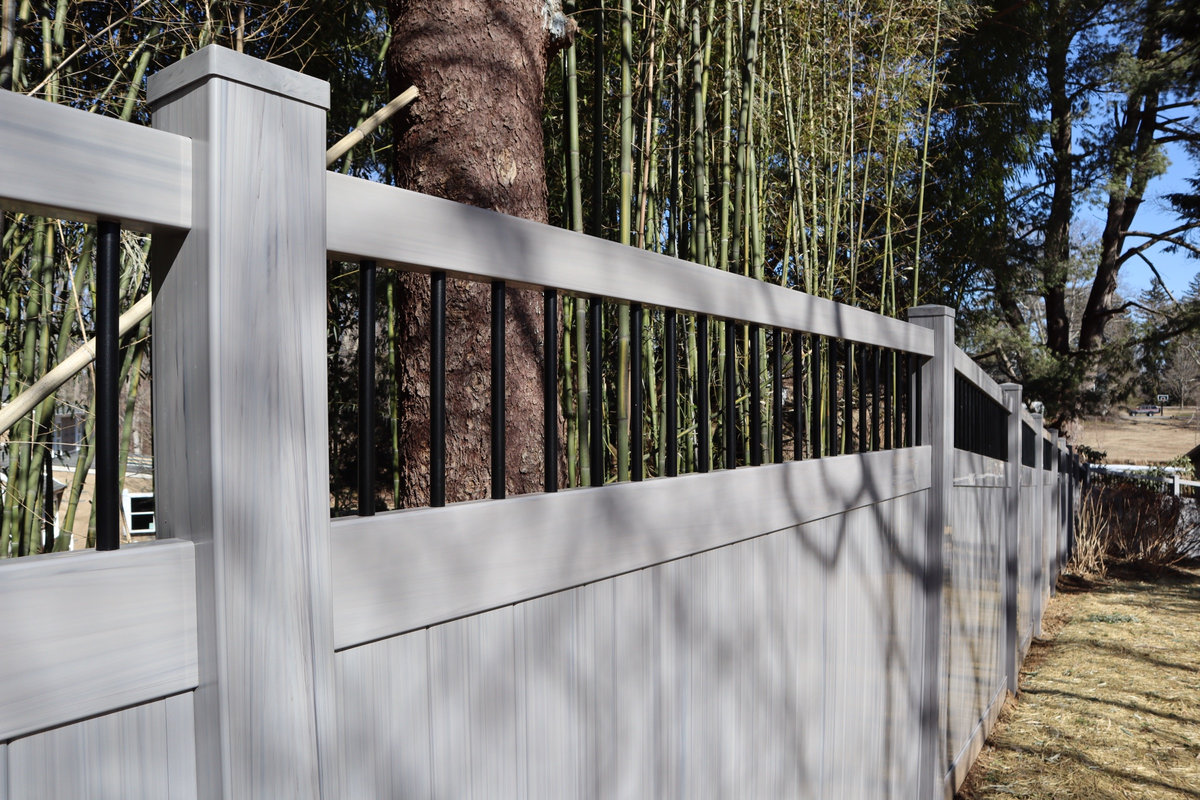 White vinyl fence Quintynnes Drive Delaware