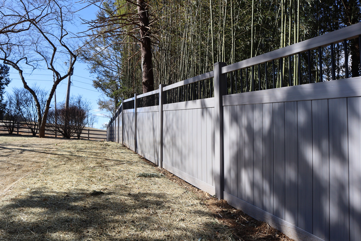 White vinyl fence Quintynnes Drive Delaware