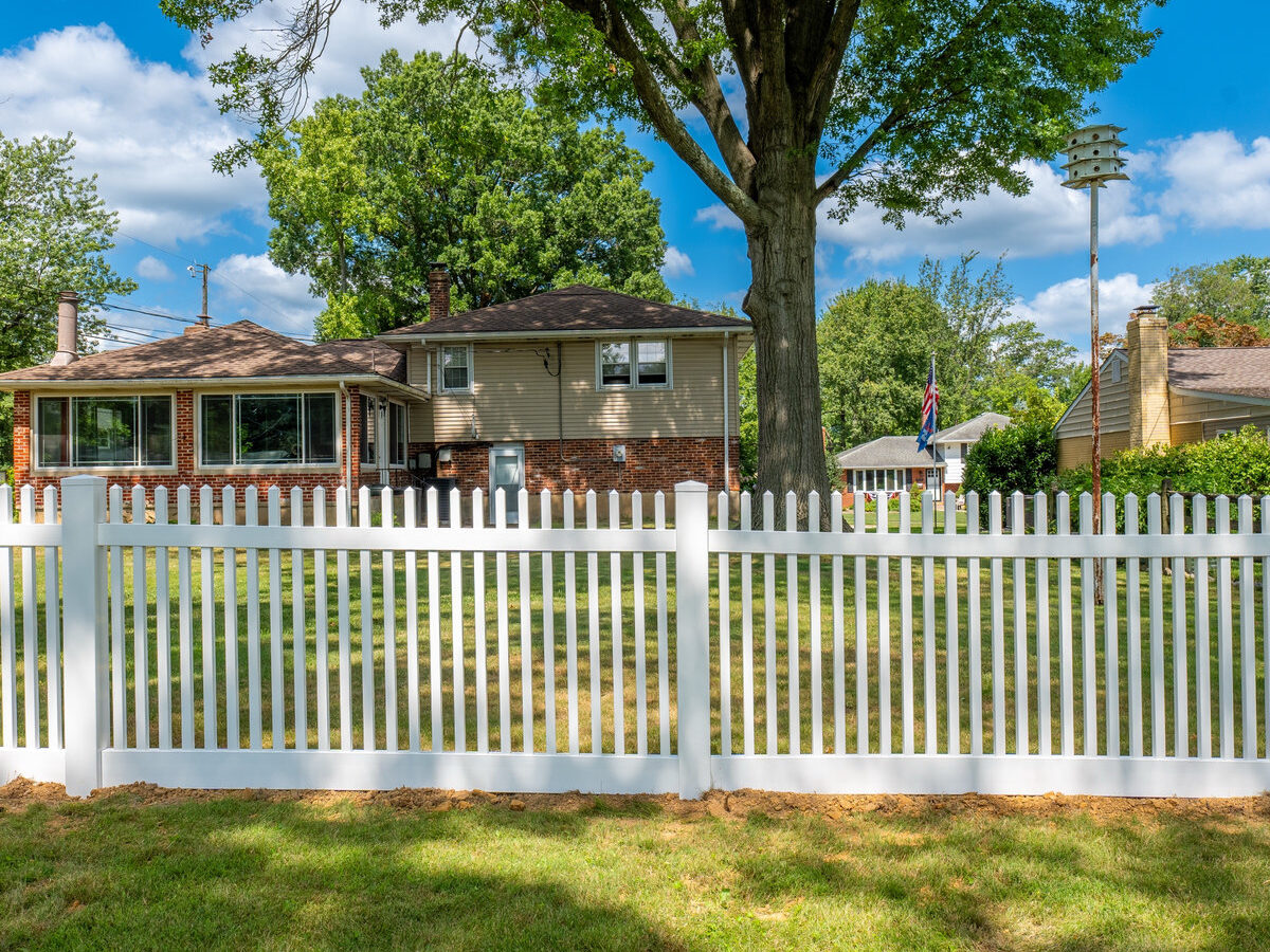 White vinyl privacy fence Delaware