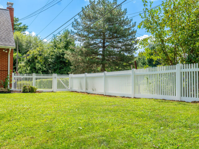 Keely Vinyl Fence – 4