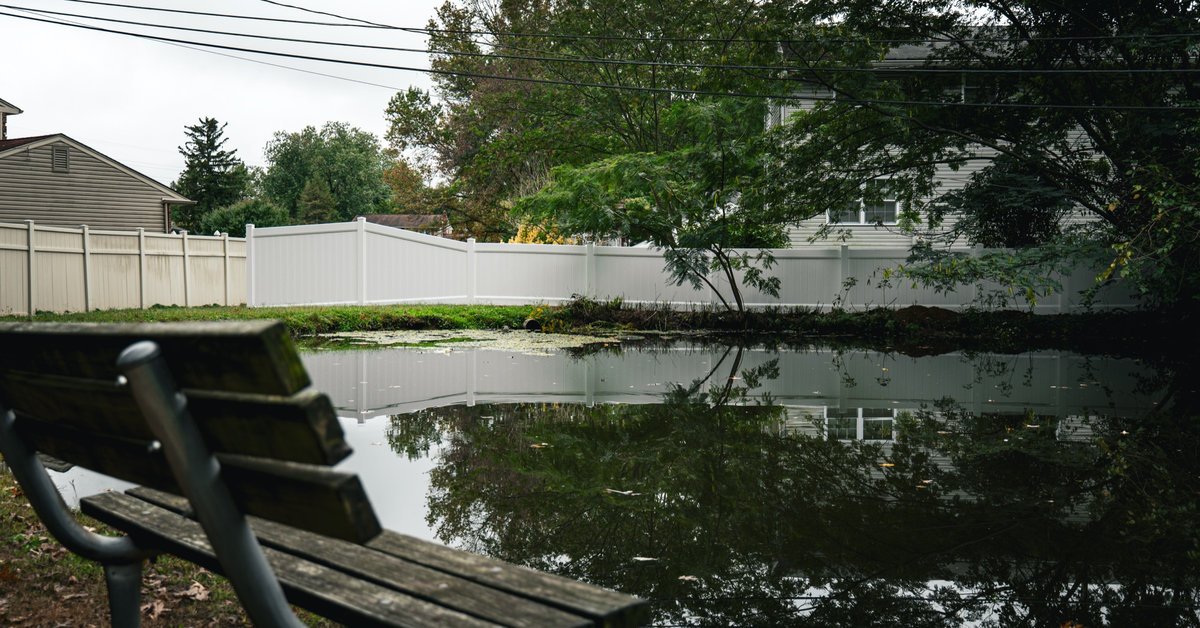 White vinyl fence lakeside Delaware