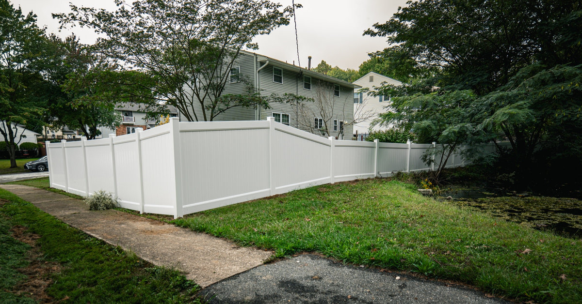 White vinyl fence lakeside Delaware