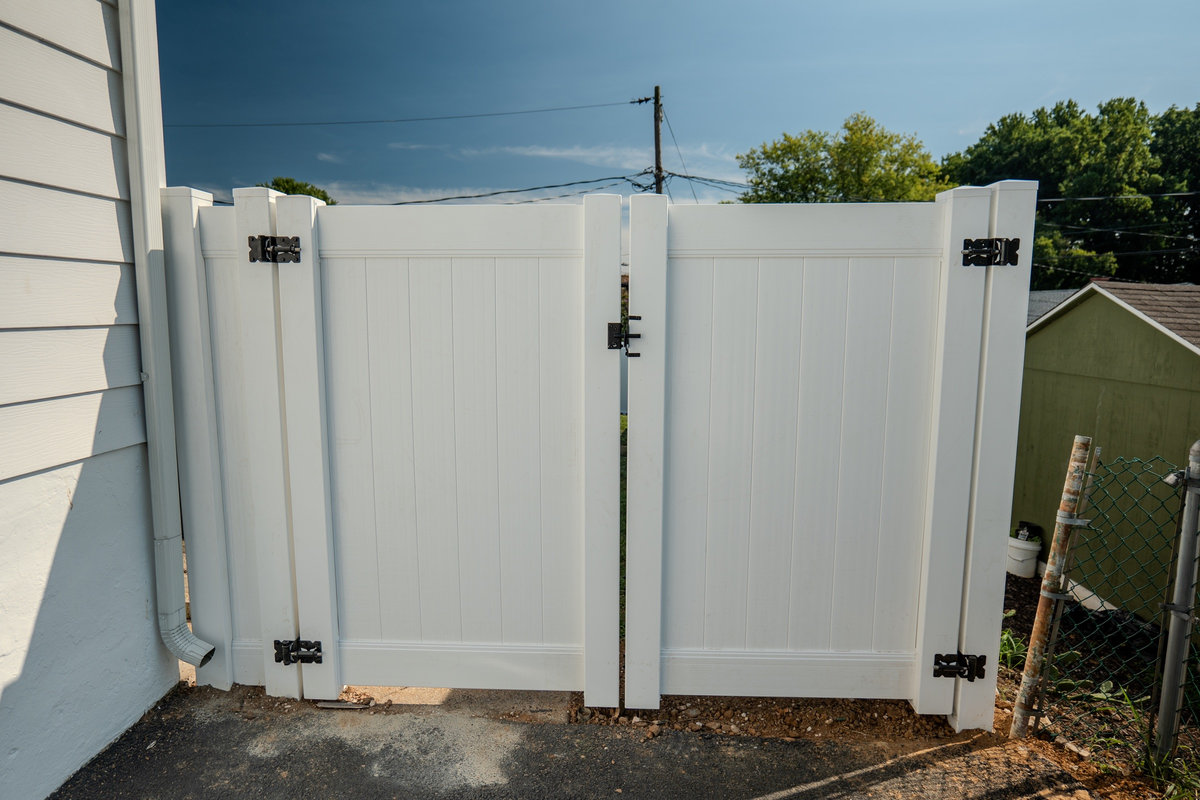 White vinyl privacy fence Delaware