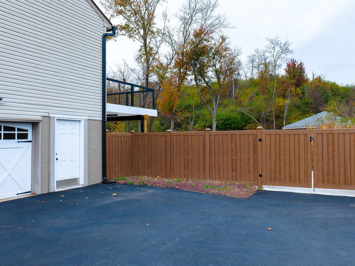 White vinyl fence Middletown Delaware
