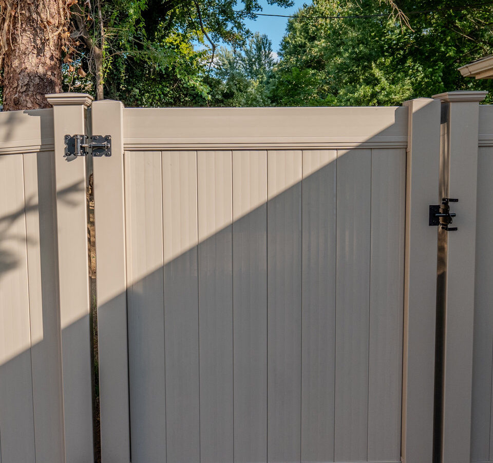 Tan vinyl fence neighbors Delaware