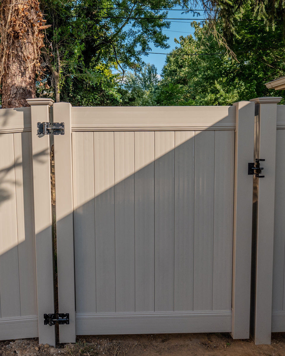 Tan vinyl fence neighbors Delaware