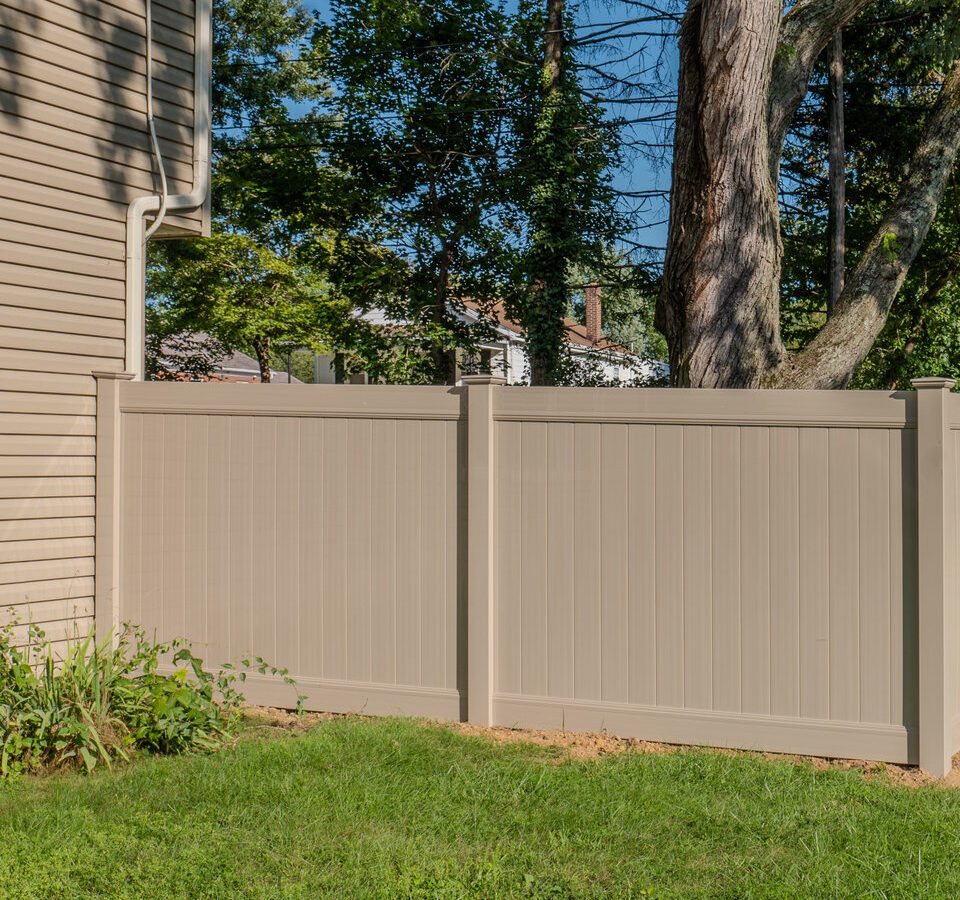 Tan vinyl fence neighbors Delaware