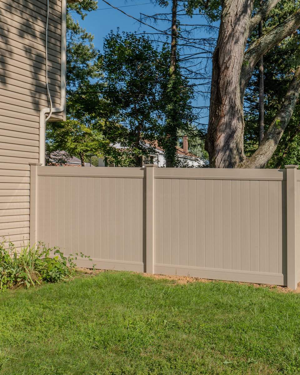 Tan vinyl fence neighbors Delaware