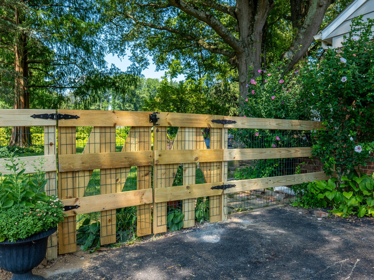 Short wood picket fence Delaware