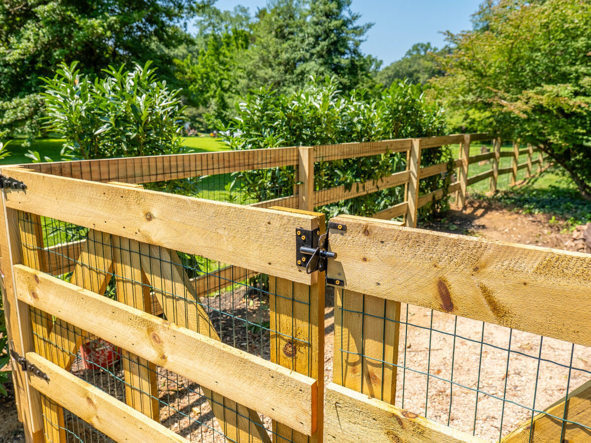 Short wood picket fence Delaware