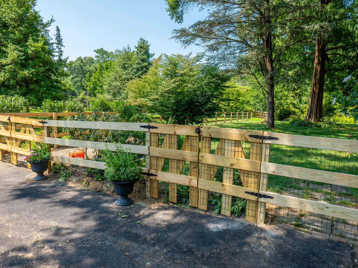 Short wood picket fence Delaware