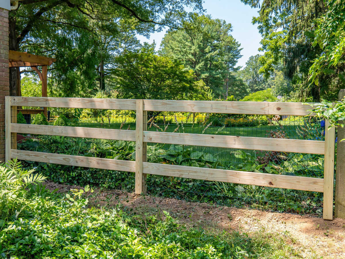Short wood picket fence Delaware