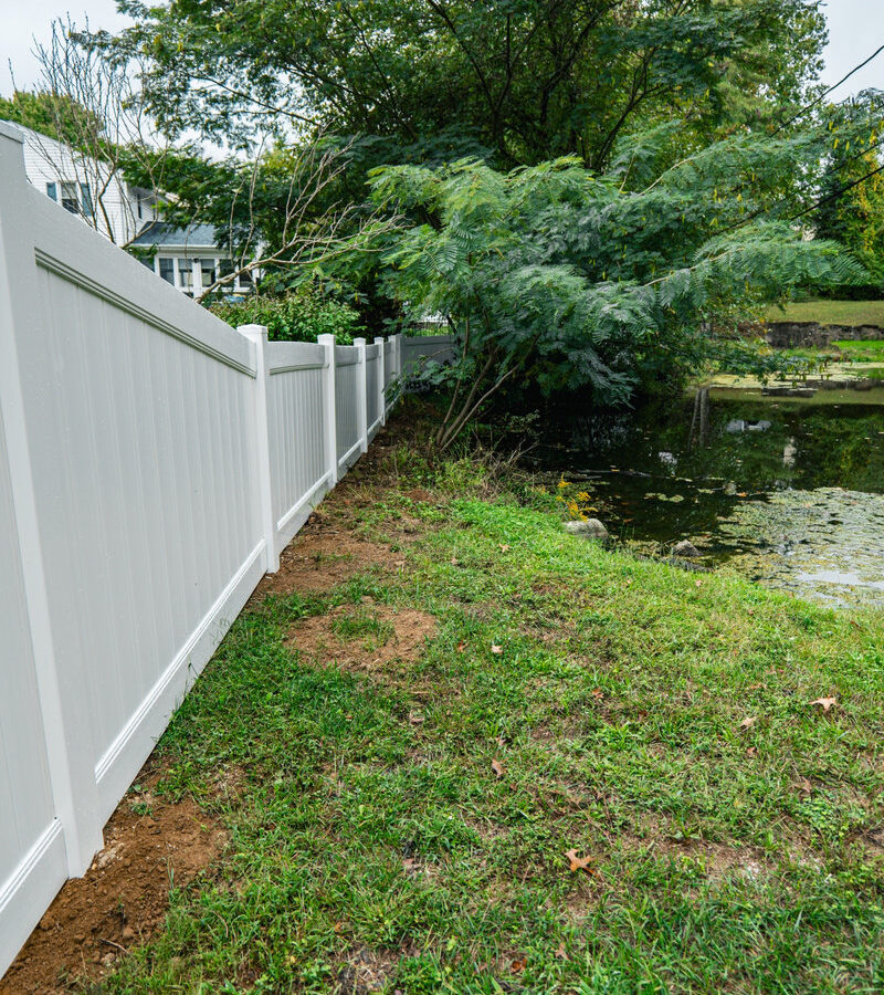 White vinyl fence lakeside Delaware