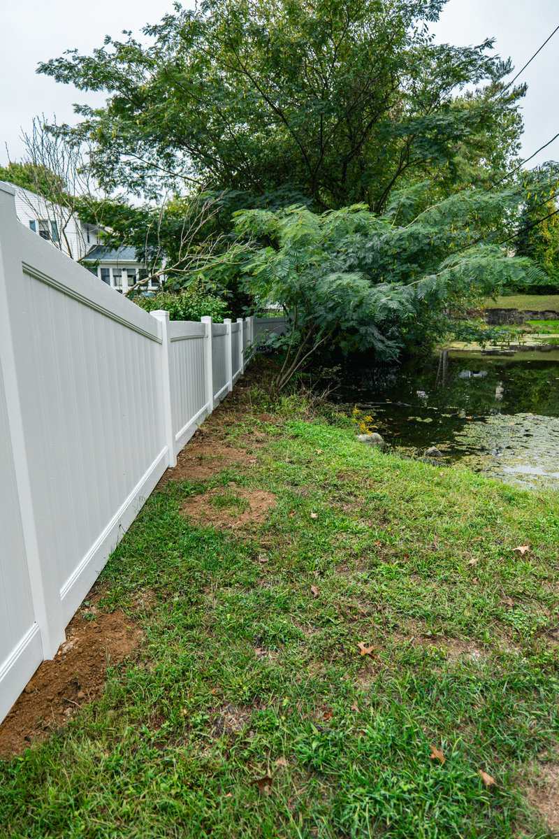 White vinyl fence lakeside Delaware