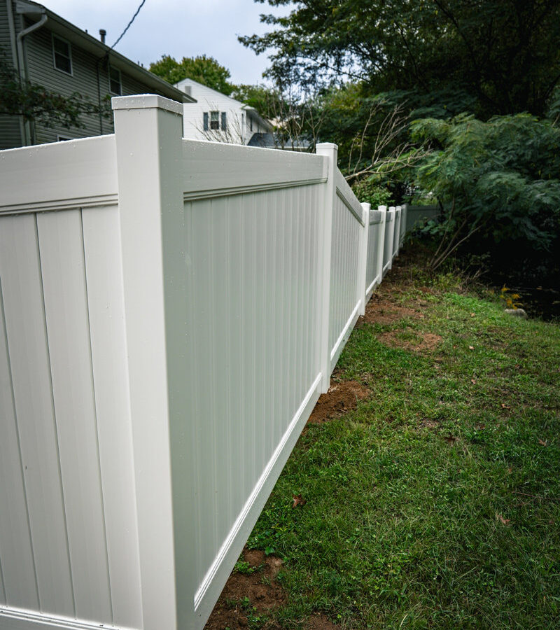 White vinyl fence lakeside Delaware