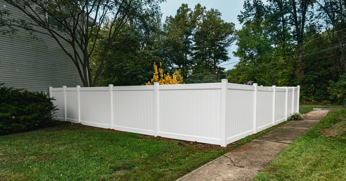 White vinyl fence lakeside Delaware