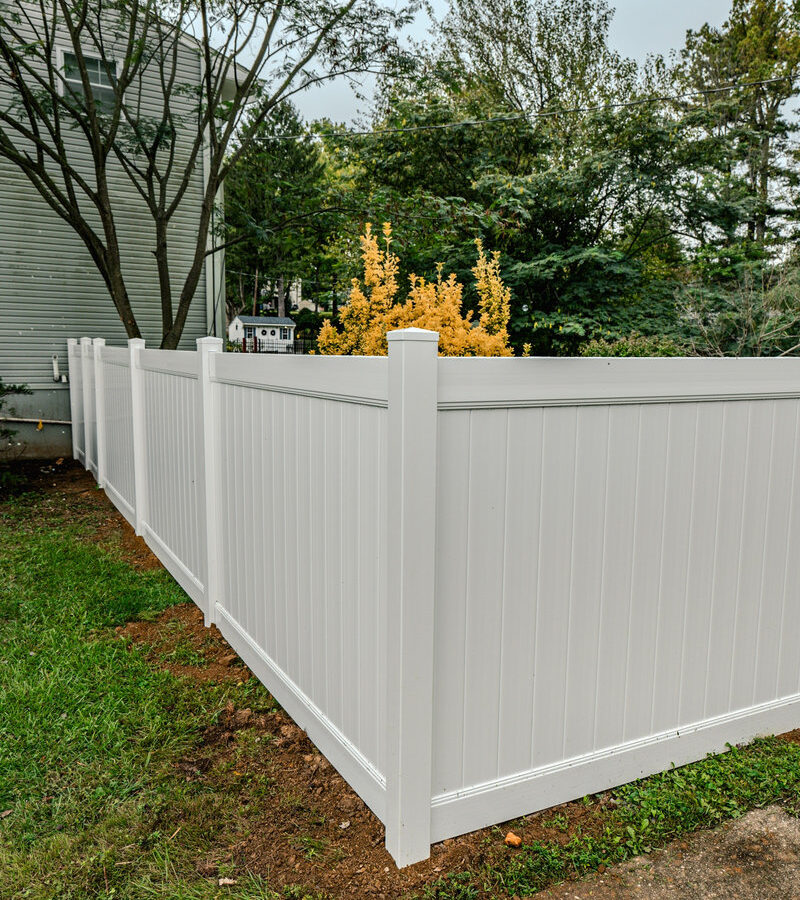 White vinyl fence lakeside Delaware