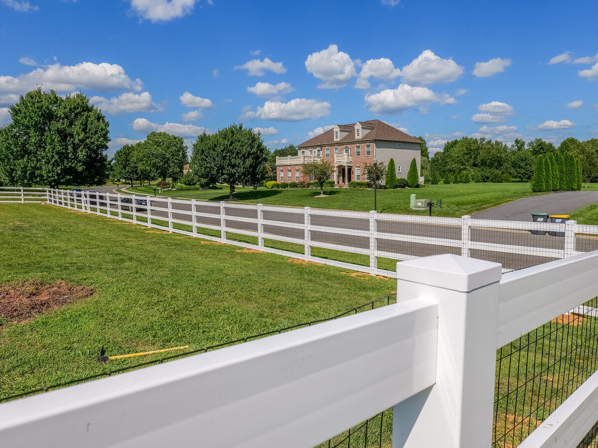 Vinyl split rail fence Chesapeake Delaware